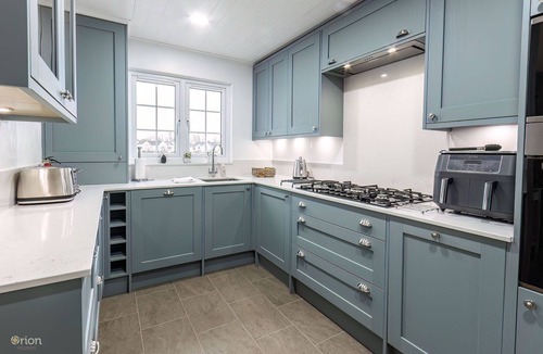 South Cerney House | Windrush Lake 41, Kingfisher House - Lakeside Lodge, On-site Activities, Hot Tub