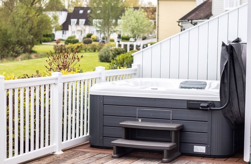South Cerney House | Windrush Lake 41, Kingfisher House - Lakeside Lodge, On-site Activities, Hot Tub