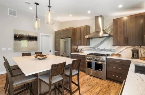 Plymouth Villa | Winner`s Circle | Luxury Stay Near Road America