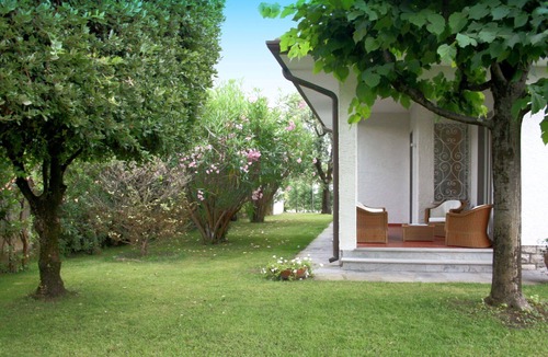 Forte dei Marmi Villa | Wonderful private villa for 12 people with A/C, WIFI, hot tub, TV and patio