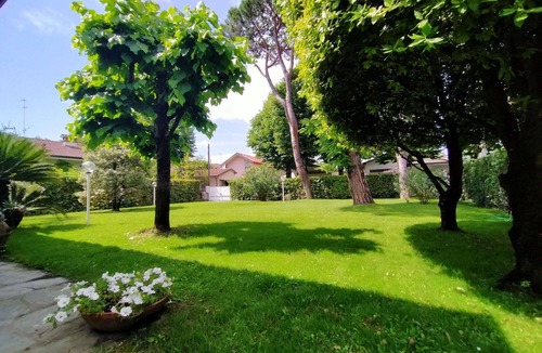 Forte dei Marmi Villa | Wonderful private villa for 12 people with A/C, WIFI, hot tub, TV and patio