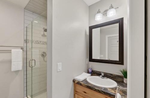 Sturgeon Bay House | Wooded Egg Harbor Escape- Pinball Bunks Privacy