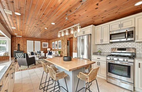 Brighton House | Woodland Shores: A Holiday A Getaway Like No Other! Vacation Awaits with Hot Tub on Woodland Lake!