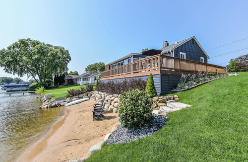 Brighton House | Woodland Shores: A Holiday A Getaway Like No Other! Vacation Awaits with Hot Tub on Woodland Lake!
