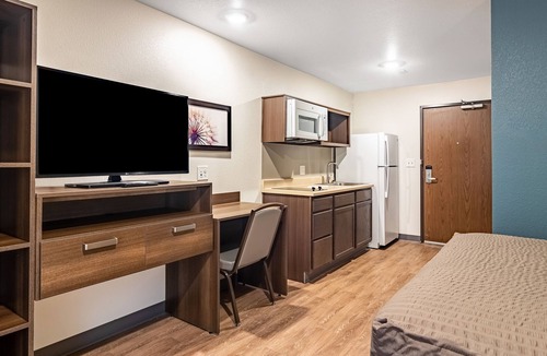Maumee Hotel | WoodSpring Suites Toledo Maumee