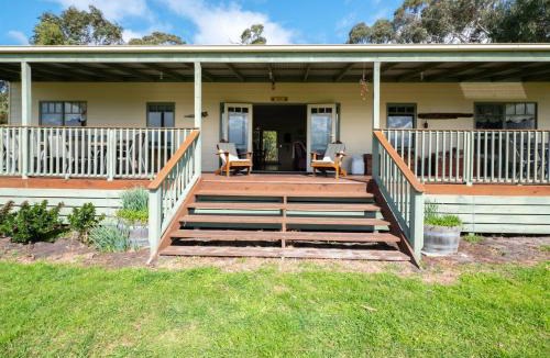 Port Welshpool House | Woodview Cottage Farm stay