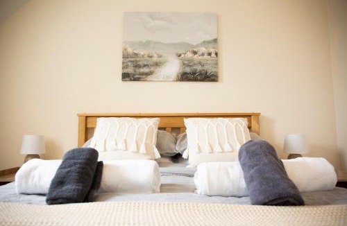 Stratford-upon-Avon House | Y-Not Cottages - 1BR, Scenic Edge, Terrace, Parking, Sleeps 4