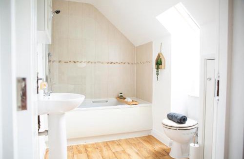 Stratford-upon-Avon House | Y-Not Cottages - 1BR, Scenic Edge, Terrace, Parking, Sleeps 4