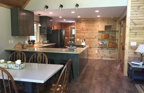 Rogers Cabin | Your search ends with KSW Cabin. All a group needs, incl. 5 bathrooms. Sleeps 14