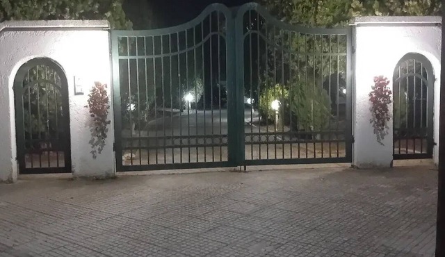 Πολυτελής βίλα στην περιοχή αεροδρομίου Θεσσαλονίκης με εσωτερική πισίνα