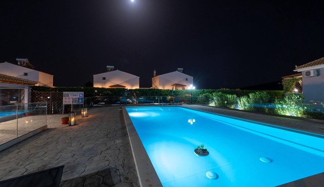 Τριαντάφυλλο/Rose near to sea with swimming pool