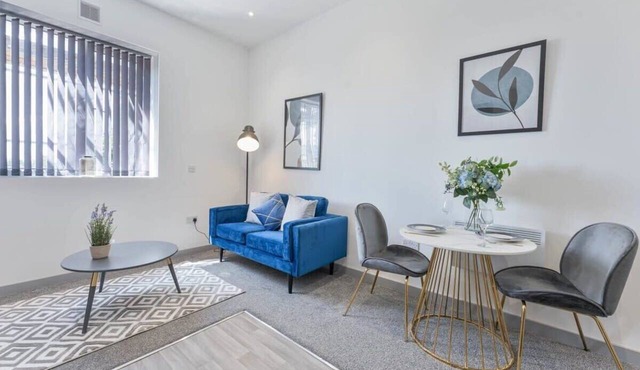 1 Bed Budget Apartment in Central Dudley w WiFi
