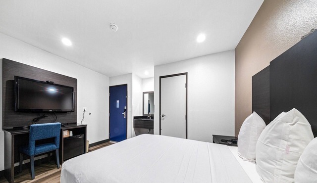 1 King Bed|Nsmk| Micfridge