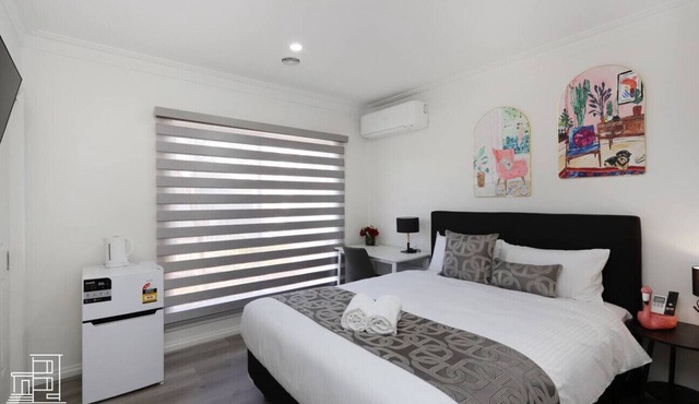 102 Luxury Queen Room with Hotel Experience Fast WiFi Close to Tram, 18 mins to CBD 24/7 Security