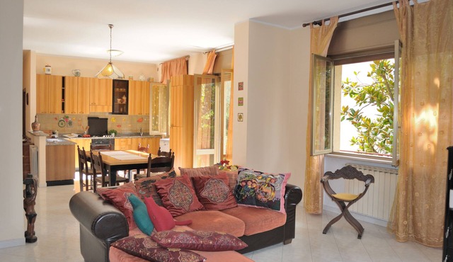 2 bed room apartment, living room with fireplace