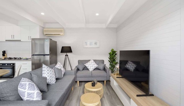 2-Bed Rosebud Apartment with BBQ & Garden