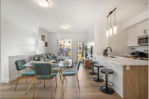 2 Bedroom Modern Townhouse Near Aspen Landing with Garage Parking, Fast Wi-Fi, Office, 2 Full Baths & Netflix