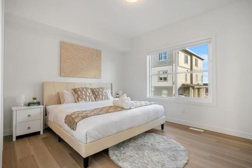 2 Bedroom Modern Townhouse Near Aspen Landing with Garage Parking, Fast Wi-Fi, Office, 2 Full Baths & Netflix