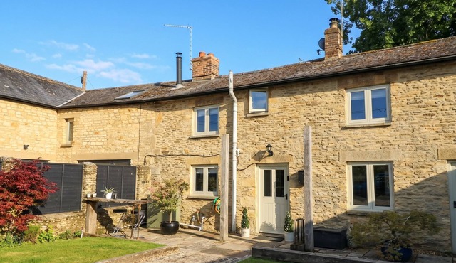 2 THE GARDENS, pet friendly, with open fire in Lechlade-On-Thames