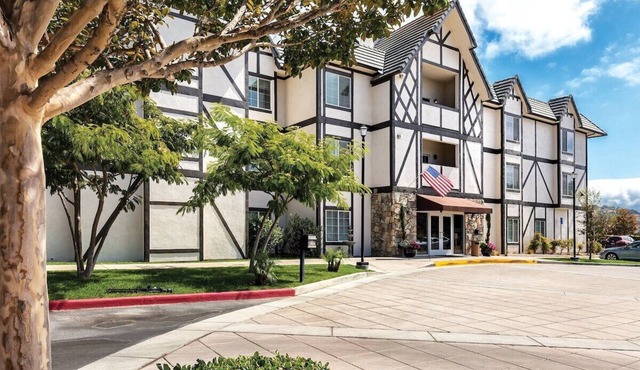 2BR Danish-style, 3 blocks to Solvang Windmill