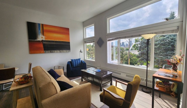 2BR,Sleeps 4-5, free parking, near shops and river. 4 min to confluence.