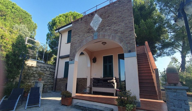 3-Apartment Coastal Italian Villa