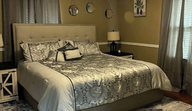 3-bed 2.5 bath, outdoor pool May 31-Sep 30th/AC/in Bellevue