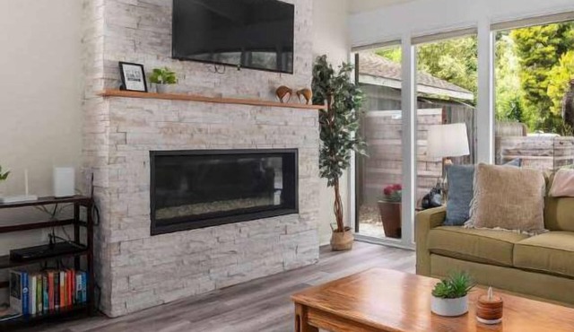3 Bedroom Home - Walking distance to beach!