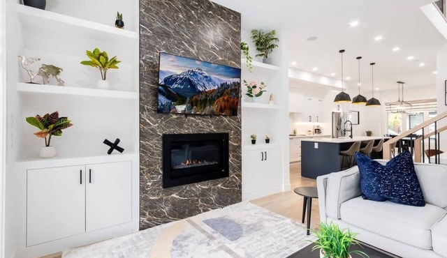3 King Beds, HotTub, Double Car Garage, 2 Full Kitchens