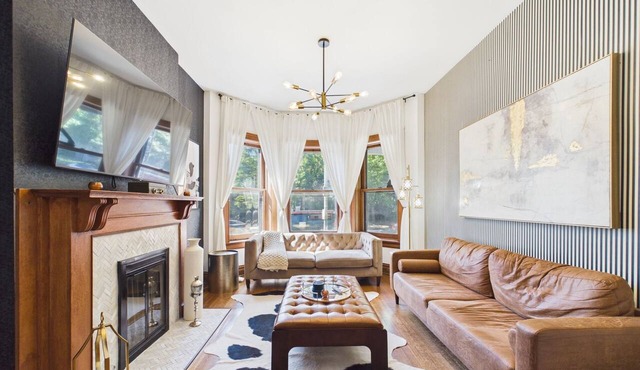 3BR Art Deco retreat with garage.