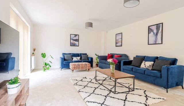 4 Bedroom Contractor & Family Home in Bristol