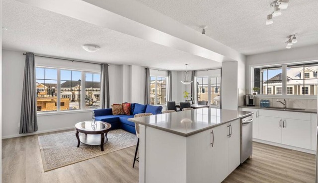 4 Bedroom Town Home with Garage Parking, Fast WiFi, Smart TV with Netflix, Fully Equipped Kitchen, Sleeps 10, Ideal for Families