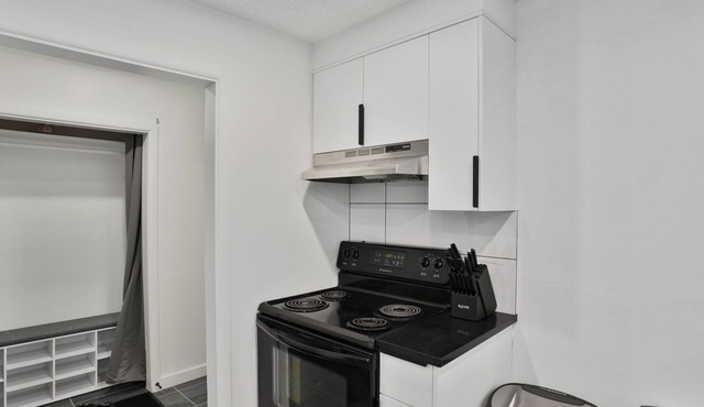 4 Beds |2 Baths |King Beds|Close to U of C & Nose Hill Park