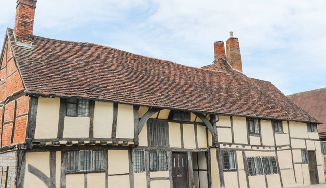 4 MASONS COURT, family friendly, with a garden in Stratford-Upon-Avon