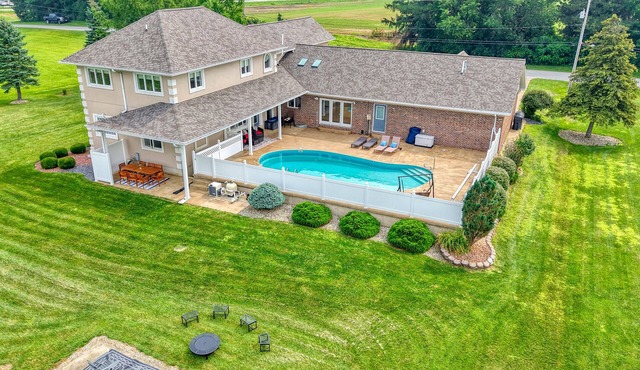 5000+ Sq Ft retreat w/pool, tanning bed, and gym near Cedar Point and Lake Erie