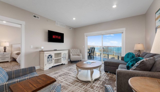 🌆 539 Bay St Downtown Lakeview Condo | 403E - Waterfront, Free Parking, Moments from festival grounds