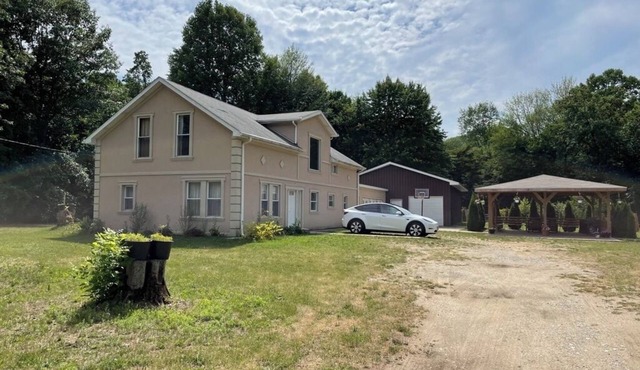 5BR/5BA Near Lake Michigan – 4 En-Suite Suites + Bunk Room