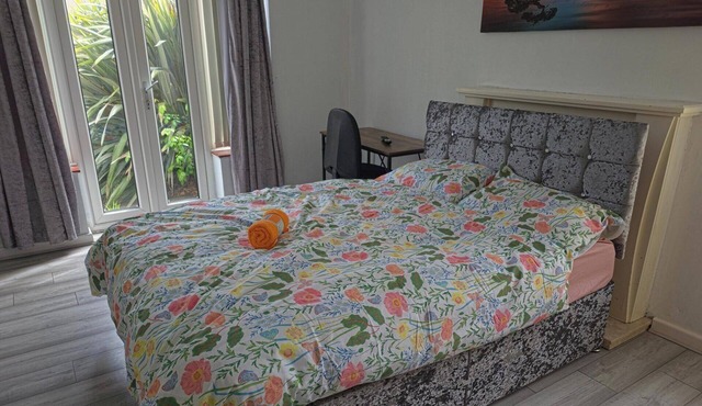 6 Bed House Sleeps 13 - Private Garden