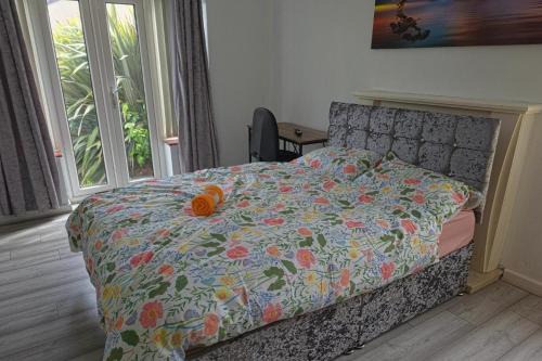 6 Bed House Sleeps 13 - Private Garden