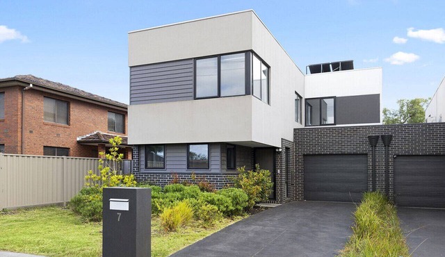 7 Mcmillan Street · The Main Residence