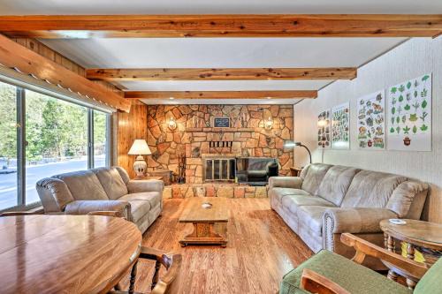 7 Mi to Yosemite Nat'l Park: Riverfront Getaway!