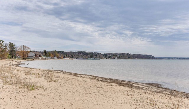 8 Mi to Traverse City: Bayside Couple’s Retreat