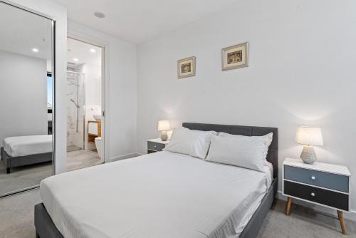 A-Min Walk to Oakleigh Station 2BR with Parking