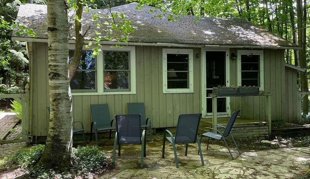Affordable cottage on Big Glen Lake! Pets OK. 3 day min after Labor Day.