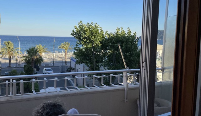 Albenga Sea front, 20 mt from beach, splendid sea view .Smart working, holidays