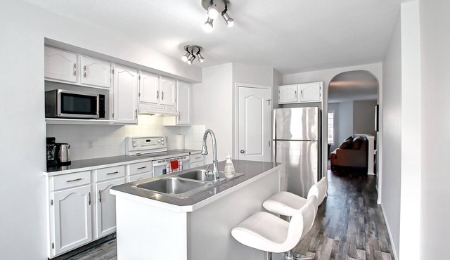 AMAZING 5BEDROOM, 3BATHS, AC, QUIET RD, CLOSE TO LRT