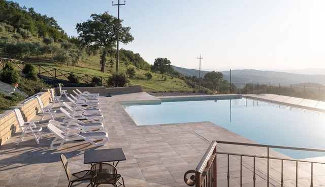Apartment 4 beds, private bathrooms and swimming pool surrounded by the greenery of Assisi