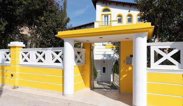 Apartment 'Golden Seaside House number 1' with Sea View, Garden & Wi-Fi