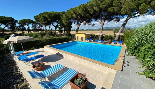 Apartment 'Podere Nuti - 4 Lauro' with Shared Pool, Garden and Wi-Fi