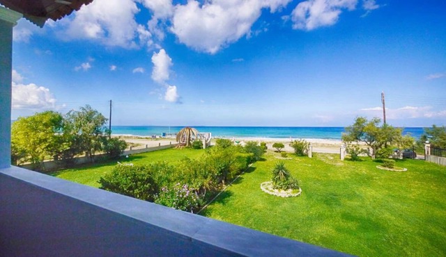 Apartment right on the beach with sea views on the north coast